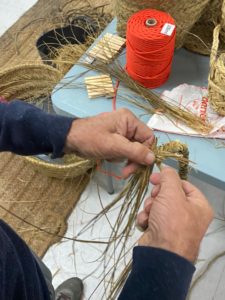 Manos trabajando la pleita