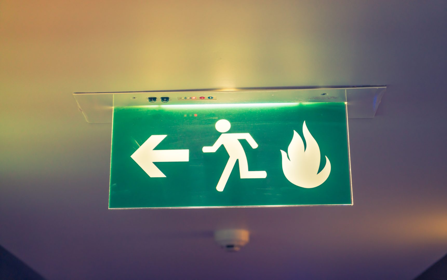 señalización de evacuación y rutas de escape en supervivencia urbana